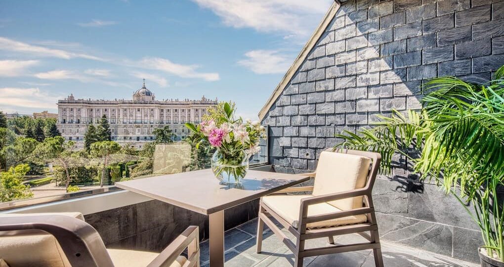 Discover 50 years of history at ApartoSuites Jardines Sabatini