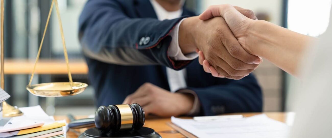 Do Canada citizens need an investment lawyer in Panama? Key considerations